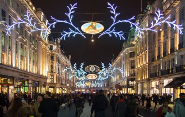 Londra, İngiltere - 30 Kasım 2015: Siyah Cuma hafta sonu Londra'da ilk satış Noel öncesi.