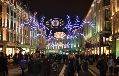Londra, İngiltere - 30 Kasım 2015: Siyah Cuma hafta sonu Londra'da ilk satış Noel öncesi.