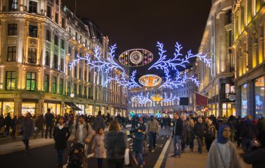 Londra, İngiltere - 30 Kasım 2015: Siyah Cuma hafta sonu Londra'da ilk satış Noel öncesi.