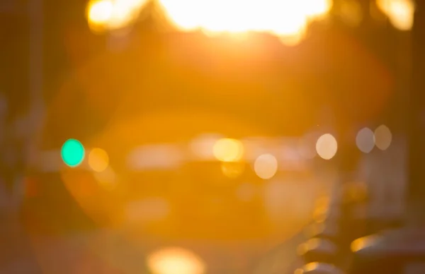 Şehir arka plan bulanıklık. Gün batımı, yollar ve araçların — Stok fotoğraf