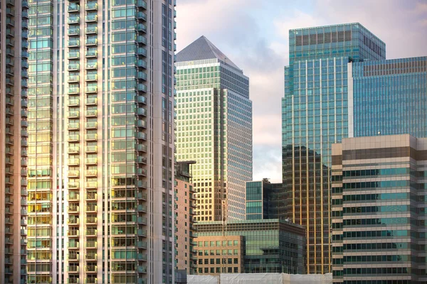 LONDRES, Reino Unido - 18 de maio de 2015: Canary Wharf business and banking district — Fotografia de Stock