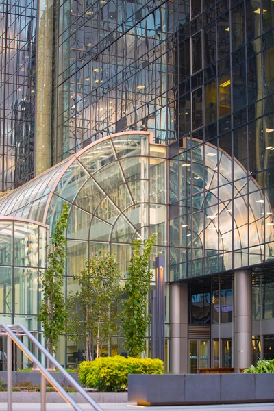ЛОНДОН, Великобритания - 18 мая 2015 г.: Бизнес и банковский район Canary Wharf — стоковое фото