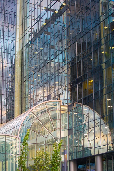 런던, 영국-2015 년 5 월 18 일: 카 나리 워프 비즈니스 및 금융 지구 — 스톡 사진