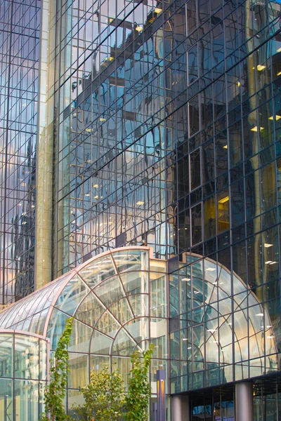 LONDON, UK - May 18, 2015: Canary Wharf business and banking district — Stock Photo, Image