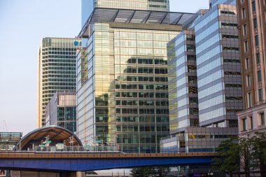 Hafif performans altında Londra arena. Şehir ışıkları arka plan bulanıklık.