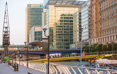 Londra, İngiltere - 9 Eylül 2015: Canary Wharf iş ve bankacılık aria ile Dlr tren