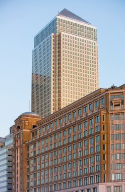 London, İngiltere - 18 Mayıs 2015: Canary Wharf, bankacılık headqquaters. Ofis günbatımında Binası