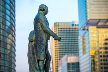 London, İngiltere - 18 Mayıs 2015: Canary Wharf, bankacılık headqquaters. Ofis günbatımında Binası