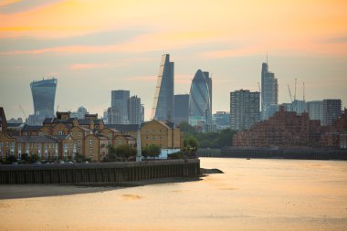 Londra, İngiltere - 9 Eylül 2015: City of London iş ve bankacılık ARIA gün batımında. Panoramik görünüm