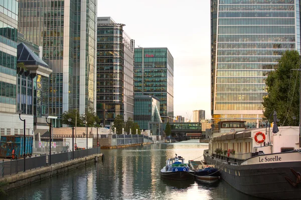 LONDON, UK - May 18, 2015: Canary Wharf business and banking district — Stock Photo, Image