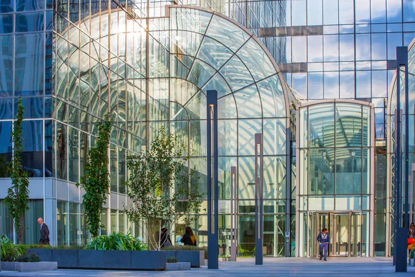 LONDRES, Reino Unido - 7 DE SEPTIEMBRE DE 2015: Las ventanas de la oficina de Canary Wharf se iluminaron por la noche . —  Fotos de Stock