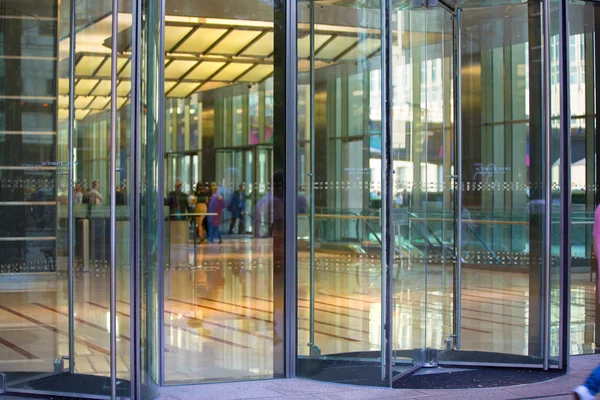 LONDRES, Reino Unido - 9 de septiembre de 2015: Entrada al edificio de oficinas con personas en el vestíbulo principal — Foto de Stock