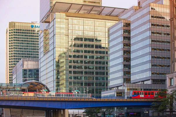 London, Verenigd Koninkrijk - 9 September 2015: Dlr trein doorheen de Canary Wharf business en bancaire aria — Stockfoto