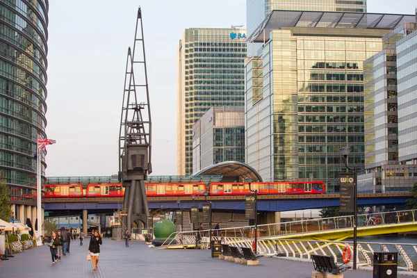 LONDRES, ROYAUME-UNI - 9 SEPTEMBRE 2015 : Train DLR circulant dans l'aire commerciale et bancaire de Canary Wharf — Photo