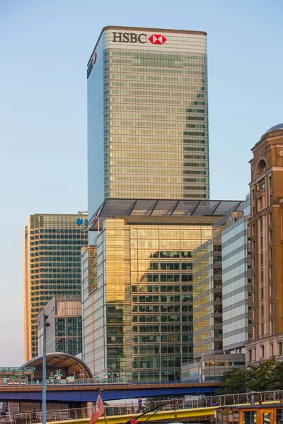 London, Großbritannien - 18. Mai 2015: Bankhauptquartiere in der Canary Mole. Bürogebäude bei Sonnenuntergang — Stockfoto