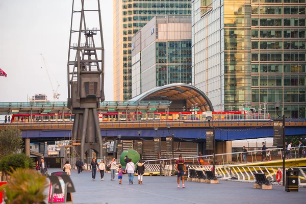 LONDRA, Regno Unito - 9 SETTEMBRE 2015: Treno DLR che attraversa l'attività commerciale e bancaria di Canary Wharf — Foto Stock