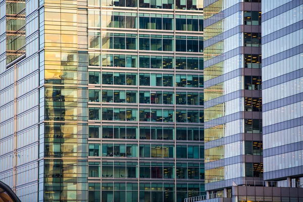 London, Großbritannien - 18. Mai 2015: Bankhauptquartiere in der Canary Mole. Bürogebäude bei Sonnenuntergang — Stockfoto