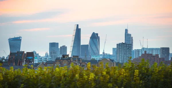ЛОНДОН, Великобритания - 9 сентября 2015 г.: Лондонский Сити бизнес и банковская ария на закате. Панорамный вид — стоковое фото