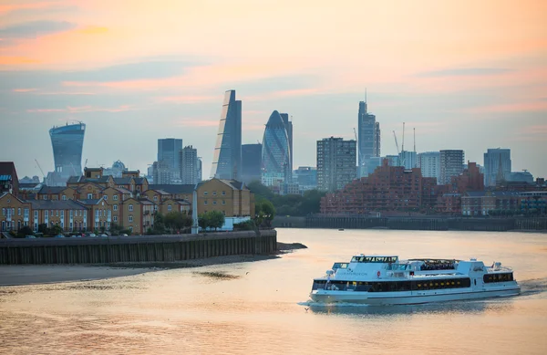 LONDRES, ROYAUME-UNI - 9 SEPTEMBRE 2015 : City of London business and banking aria at sunset. Vue panoramique — Photo