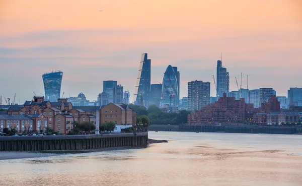 London, UK - 9. September 2015: Stadt der Londoner Geschäfts- und Bankenwelt bei Sonnenuntergang. Panoramablick — Stockfoto
