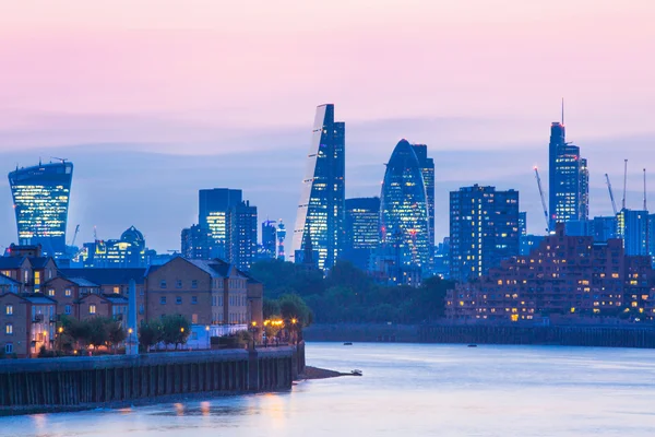 LONDRES, Reino Unido - 9 de septiembre de 2015: City of London business and banking aria at sunset. Vista panorámica — Foto de Stock