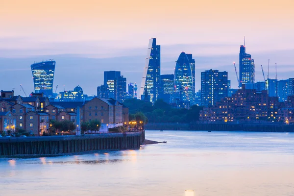 London, UK - 9. September 2015: Stadt der Londoner Geschäfts- und Bankenwelt bei Sonnenuntergang. Panoramablick — Stockfoto