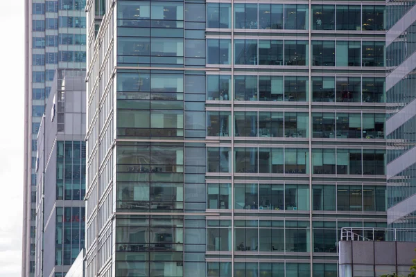 LONDON, UK - 7 SEPTEMBER, 2015: Canary Wharf office's windows lit up in the night. — Stock Photo, Image