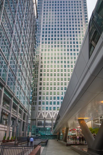 London, Storbritannien - 7 September, 2015: Canary Wharf office windows lyste upp i natten. — Stockfoto