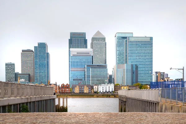 LONDRES, Reino Unido - 30 DE ABRIL DE 2015: Vista del aria comercial de Canary Wharf desde el río Támesis — Foto de Stock