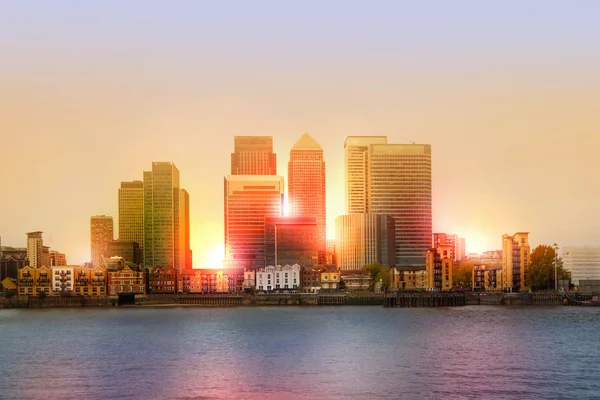 London, İngiltere - 18 Mayıs 2015: Canary Wharf, bankacılık headqquaters. Ofis günbatımında Binası — Stok fotoğraf