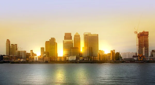 London, İngiltere - 18 Mayıs 2015: Canary Wharf, bankacılık headqquaters. Ofis günbatımında Binası — Stok fotoğraf