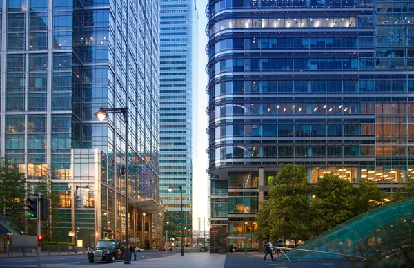 LONDON, UK - May 18, 2015: Banking headqquaters in Canary Wharf. Office building at sunset — Stock Photo, Image