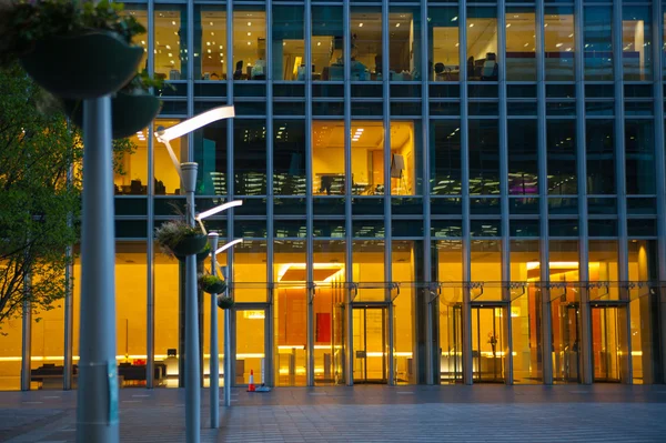 LONDON, UK - May 18, 2015: Banking headqquaters in Canary Wharf. Office building at sunset — Stock Photo, Image