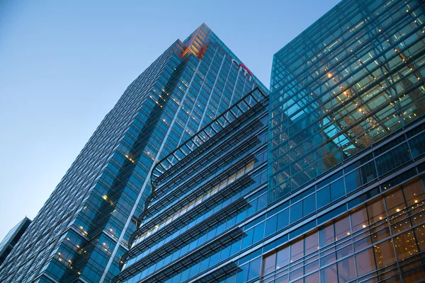 London, Großbritannien - 18. Mai 2015: Bankhauptquartiere in der Canary Mole. Bürogebäude bei Sonnenuntergang — Stockfoto