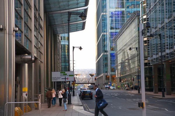 LONDRES, Reino Unido - 18 de mayo de 2015: Distrito comercial y bancario de Canary Wharf — Foto de Stock