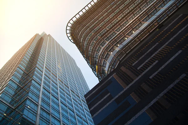 LONDRES, Royaume-Uni - 18 mai 2015 : Quartiers généraux bancaires à Canary Wharf. Immeuble de bureaux au coucher du soleil — Photo