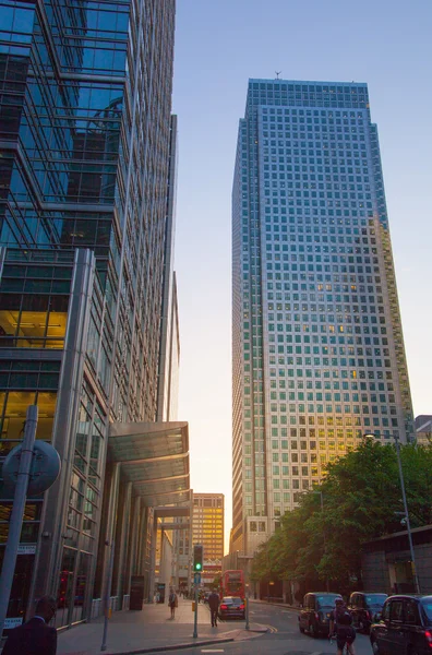 London, Großbritannien - 18. Mai 2015: Bankhauptquartiere in der Canary Mole. Bürogebäude bei Sonnenuntergang — Stockfoto