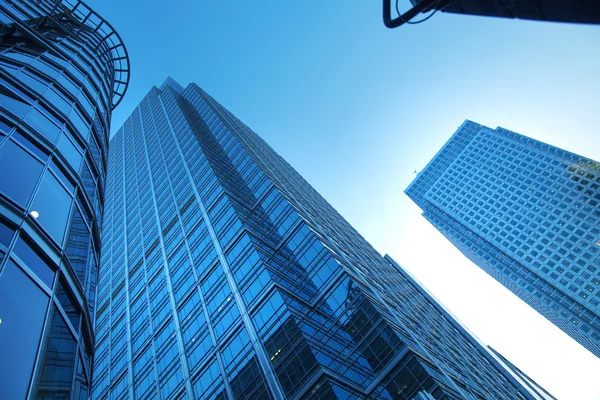 London, Storbritannien - 18 maj 2015: Bank headqquaters i Canary Wharf. Kontorsbyggnad i solnedgången — Stockfoto