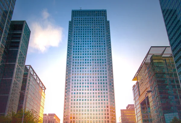 London, Großbritannien - 18. Mai 2015: Bankhauptquartiere in der Canary Mole. Bürogebäude bei Sonnenuntergang — Stockfoto