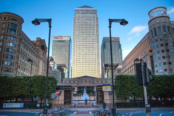 London, Velká Británie - 18 května 2015: Bankovní headqquaters v Canary Wharf. Kancelářská budova při západu slunce — Stock fotografie
