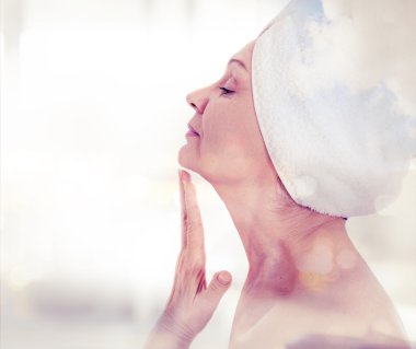 Spa, Masaj ve kavram olun. Başında beyaz havlu ile iyi görünümlü kadın yaşlı