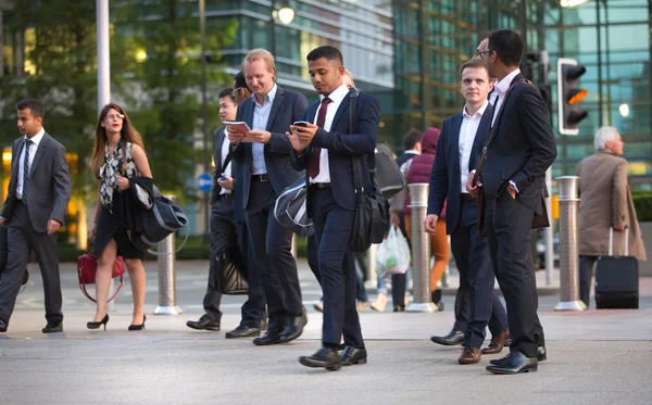 Londen, mensen lopen op straat — Stockfoto