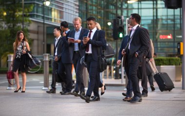 Londra, insanlar sokaklarda yürürken, insanlar