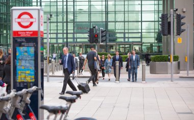 Londra, insanlar sokaklarda yürürken, insanlar