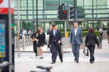 Londra, insanlar sokaklarda yürürken, insanlar