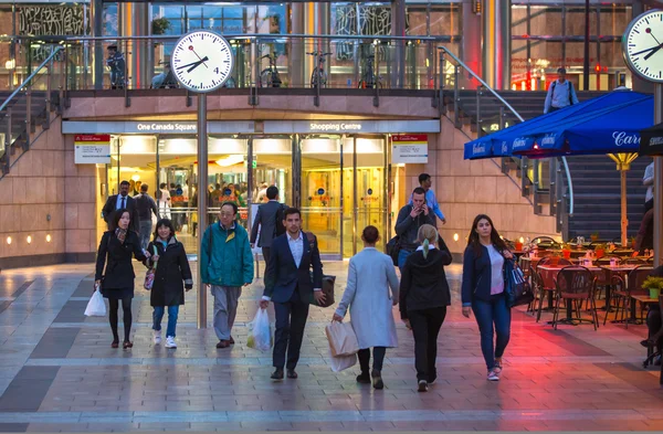 London, People walking on the street — Stock Photo, Image