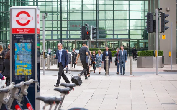 Londres, Les gens marchent dans la rue — Photo