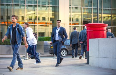Londra, insanlar sokaklarda yürürken, insanlar