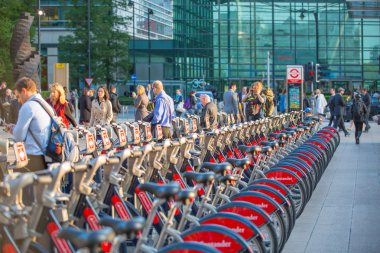Londra, insanlar sokaklarda yürürken, insanlar