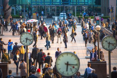Londra, insanlar sokaklarda yürürken, insanlar